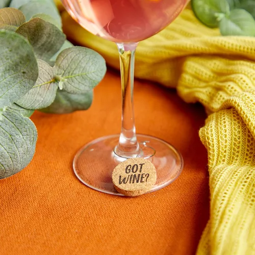 Miniatura 2 de Juvale Dijes de copa de vino, corcho circular de 1 pulgada, paquete de 12 unidades, dijes de vino para copas de tallo y decoración divertida