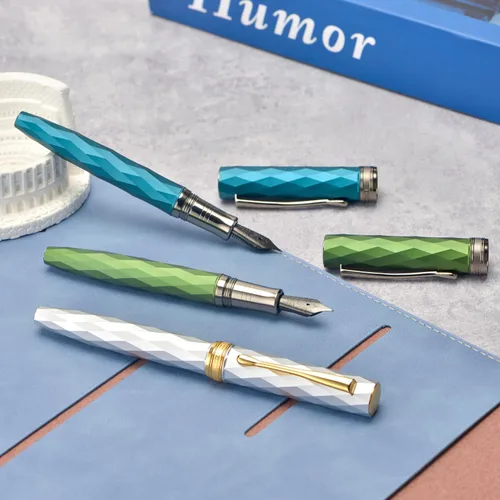 Miniatura 7 de HONG DIAN N11 Pluma estilográfica, punta extrafina suave recubierta de titanio en color negro, diseño geométrico azul pavo real y rombo con estuche