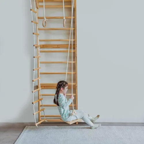 Miniatura 2 de Avenlur Betula Escalera Sueca de Pared para Gimnasio - Conjunto de Juegos Interior con Columpio, Escalera de Cuerda, Barra de Dominadas y Tobogán