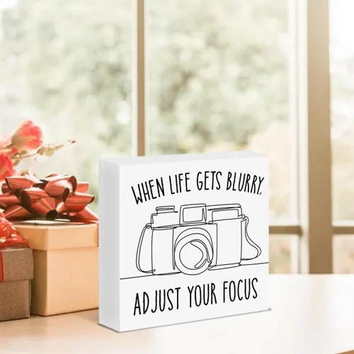 Miniatura 7 de Regalos inspiradores para fotógrafos, regalos de fotografía, cámara When Life Gets Blurry Ajustar tu enfoque, letrero de bloque de madera
