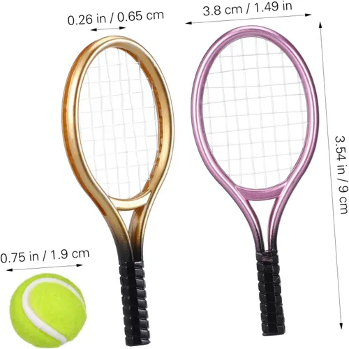 Miniatura 8 de Garneck Juego de 2 raquetas de tenis en miniatura y pelota de plástico, mini raqueta de tenis en miniatura, equipo deportivo para decoración