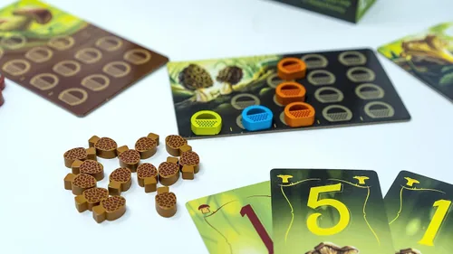 Miniatura 2 de Juego de mesa Wonder Woods de blue orange Games, juego de mesa de estrategia con temática de hongos familiares o adultos para 2 a 5 jugadores.