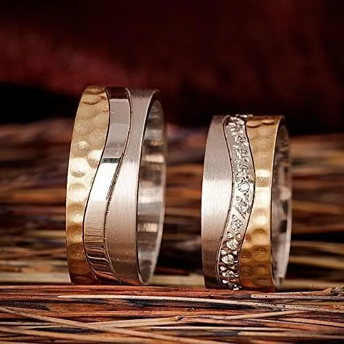 Miniatura 3 de Juego de anillos de boda martillados chapados en oro de 14 quilates para parejas, juego de alianzas de boda a juego personalizado para hombre