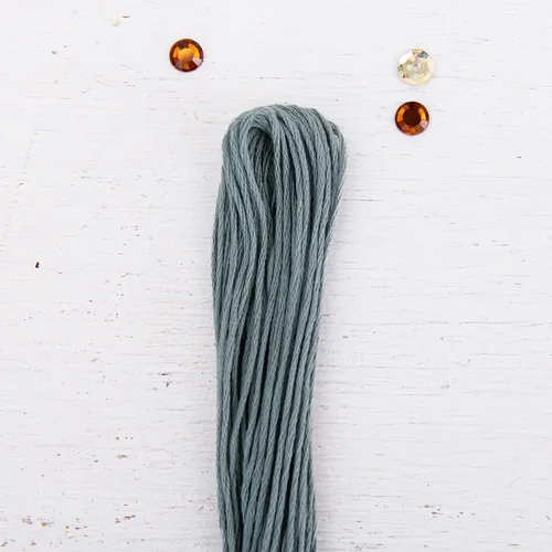 Miniatura 8 de 12 madejas ThreadArt Premium de hilo de bordar de algodón egipcio de fibra larga Gris antiguo 6 hilos divisibles de 8.75 yardas cada uno
