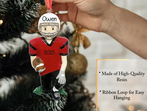 Miniatura 3 de Adorno de Navidad personalizado para niño de fútbol 2025 Jugador masculino en camiseta con casco y bola para árbol de Navidad Recuerdo
