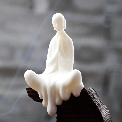 Miniatura 5 de Kingzhuo Bonita estatua de Buda sentada de cerámica blanca, hermosa escultura de manos rezando, meditación, figura de monje pacífica, pequeña