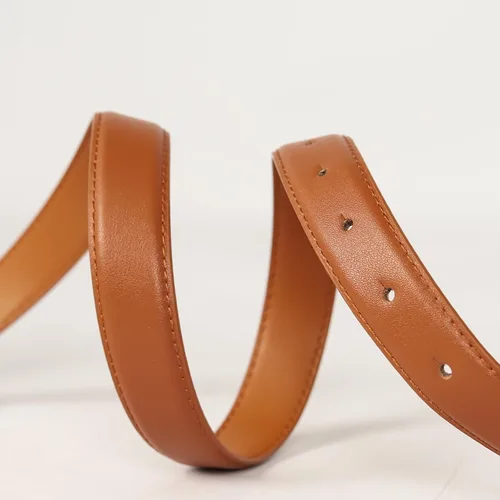 Miniatura 261 de Cinturón de cuero clásico con hebilla de metal para mujer con vestido de jeans