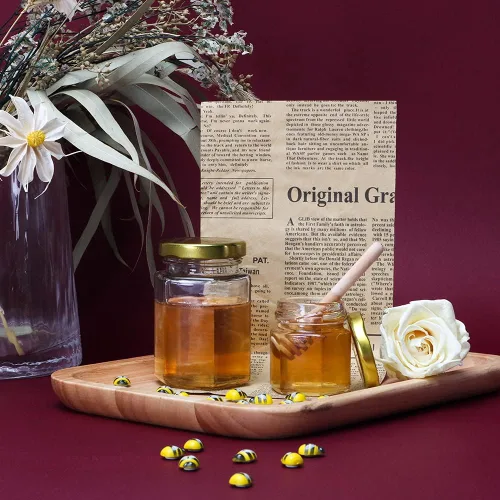 Miniatura 4 de Paquete de 24 mini tarros hexagonales de vidrio de 1.5 onzas con tapa dorada, dije de abeja de abeja, palitos de miel, cuerda de etiqueta de yute