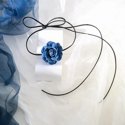 Miniatura 3 de Gargantilla negra con cordones de flores de camelia para mujer