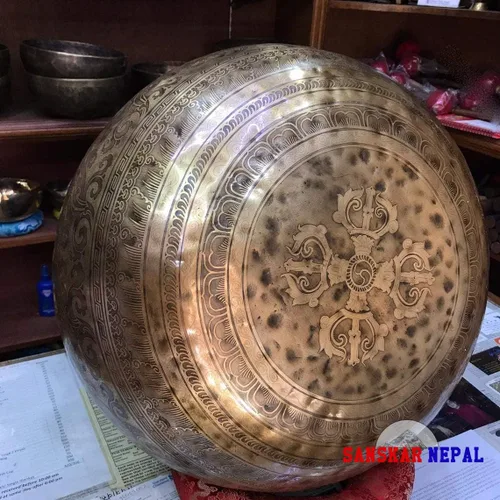 Miniatura 9 de Cuenco grande para cantar - 53 cm de diámetro - Cuenco para pies para estar de pie grabado por artesanos de Nepal - Para sanación, baño de sonido