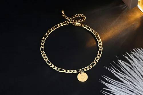 Miniatura 3 de FOSIR Pulseras de tobillo con inicial de moneda para mujer, chapado en oro de 18 quilates de acero inoxidable Figaro