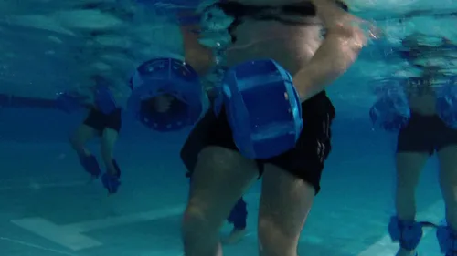 Miniatura 3 de Aquastrength Ultimate Bundle - Equipo funcional para ejercicios de piscina Pesas de agua Barbell, campanas y aletas Enlace a Ejercicios y Azul