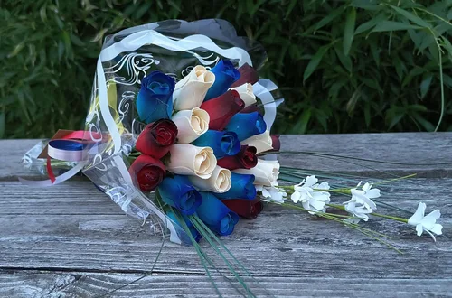 Miniatura 4 de Primitive Patriotic 2 Docenas Rojo con Puntas Negras, Blanco y Azul con Puntas Azul Oscuro Ramo