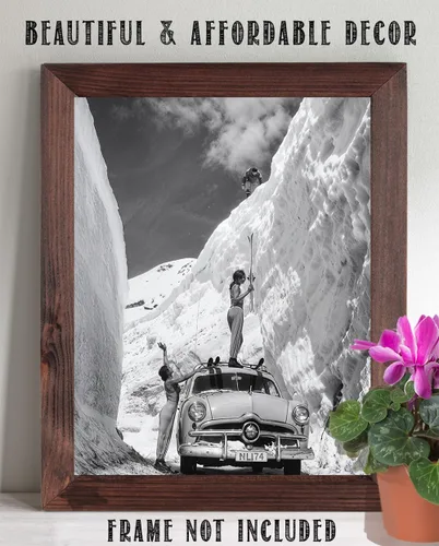 Miniatura 5 de Foto vintage del cañón de la nieve – Mujeres y coche clásico en escena de esquí 11 x 14 pulgadas sin marco – Arte de pared de esquí retro en blanco