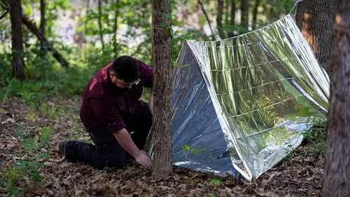 Miniatura 8 de SharpSurvival Shack - Tienda de campaña de supervivencia de emergencia – Tienda de campaña de tubo Mylar para 2 personas – Ligero 8 x 5 pies refugio