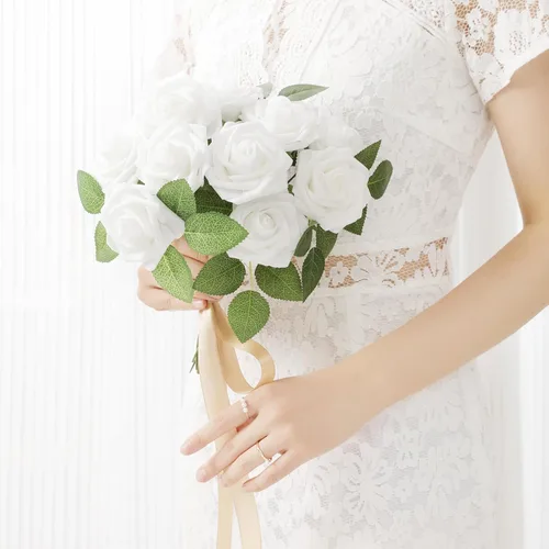 Miniatura 6 de DerBlue 60 rosas artificiales con tallo y 10 hojas verdes, rosas falsas de aspecto real, rosas artificiales de espuma para decoración de bodas
