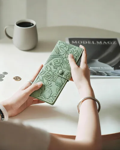 Miniatura 7 de Unilily Cartera delgada para mujer, con bloqueo RFID, de piel vegana, plegable, tarjetero con 2 ventanas de identificación y bolsillo con Verde