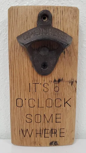 Abrebotellas de madera recuperada montado en la pared con 4 frases diferentes para elegir