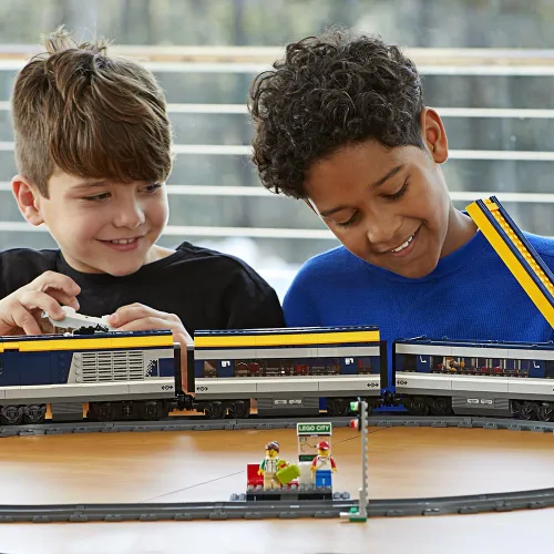 Miniatura 3 de LEGO City Passenger Train 60197 - Juego para construir (677 piezas), Estándar