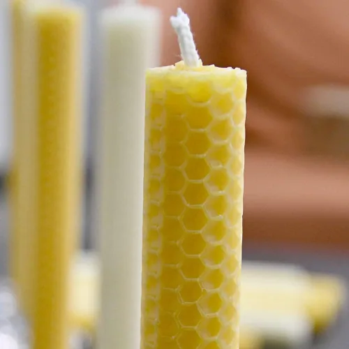 Miniatura 8 de DEYBBY Juego de 6 velas enrolladas de cera de abeja natural, velas de cera de abejas amarillas de 8 pulgadas para decoración de habitación, cena