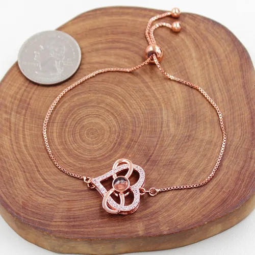Miniatura 4 de Pulsera ajustable de cadena de plata/oro rosa, 4 dijes de corazón diferentes en 100 idiomas con texto en inglés "Say I Love You", pulsera