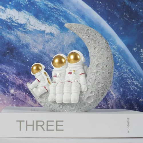 Miniatura 3 de BUTILIVEEN Esculturas familiares de astronautas, familia de 3 figuras de astronautas, decoración de dormitorio con temática espacial, decoración