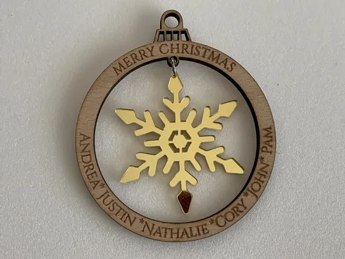 Miniatura 6 de Adorno personalizado para árbol de Navidad 2025, nombres grabados personalizados, miembros de la familia, bola de madera cortada con láser, copos