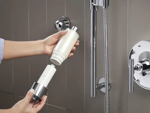 Miniatura 11 de Kohler 30646-CP Sistema de filtración de agua de ducha acuífero, reduce el cloro y el olor, incluye reemplazo de filtro, cromo pulido