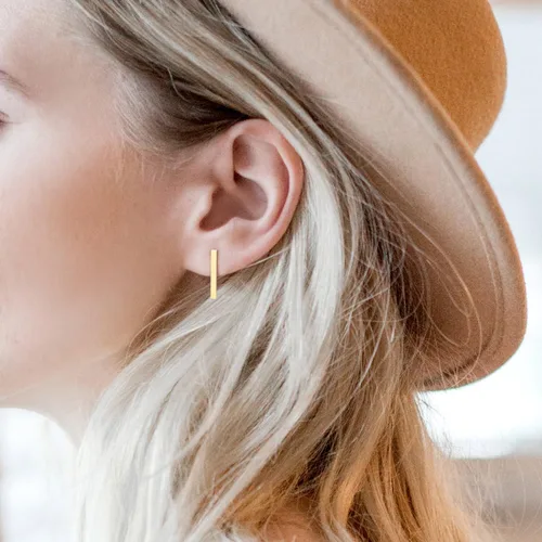 Miniatura 24 de PAVOI Aretes de plata de ley chapados en oro de 14 quilates, delicados aretes de mini barra Aretes de oro para mujer