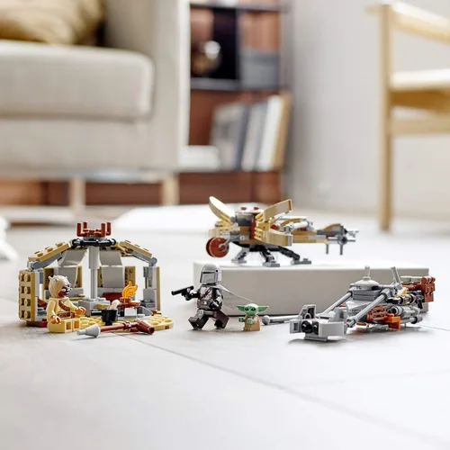 Miniatura 8 de LEGO Star Wars: The Mandalorian Trouble on Tatooine 75299 Impresionante kit de construcción de juguetes para niños que incluye The Child, nuevo 2021