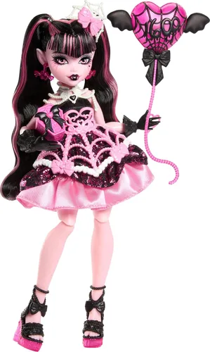 Monster High Muñeca de Cumpleaños de Dulce Miedo, Draculaura en Vestido de Fiesta Rosa con Accesorios Temáticos como Invitación, Globo, Regalo,