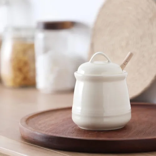 Miniatura 4 de Olla de cerámica para miel con tapa y cuchara de miel, tarro de miel de porcelana fácil de limpiar y apto para lavavajillas, 12 onzas (beige)