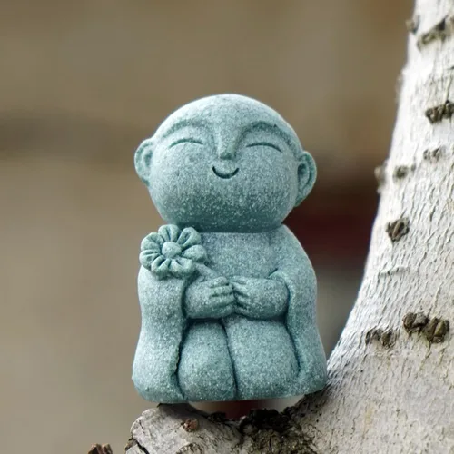 Miniatura 14 de OwMell Estatua de monje japonés de Jizo, figura de Buda Jizo, estatua conmemorativa del acuario, adorno de flores de hierro