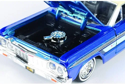 Miniatura 4 de Motormax 1964 Chevrolet Impala Lowrider Hard Top Azul Caramelo Metálico con Tapa Crema de la Serie Get Low Modelo de Coche Fundido a Escala 1/24