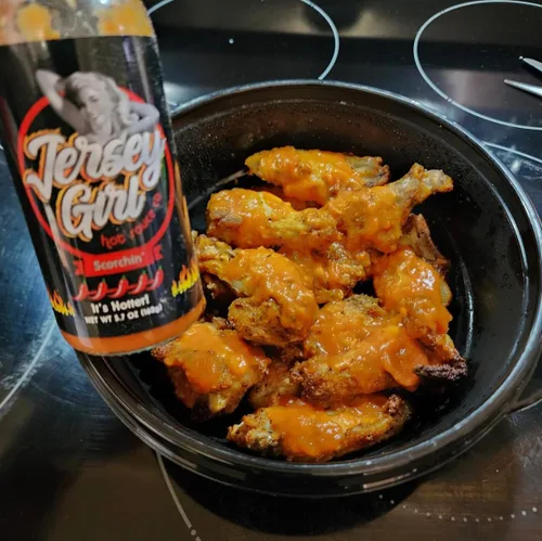Miniatura 4 de Jersey Girl Hot Sauce Co Scorchin' Hot Sauce - Salsa picante hecha con pimientos Carolina Reaper y Dragon's Breath / 2 de los pimientos más picantes