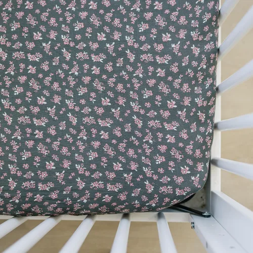 Miniatura 18 de Sábana de cuna de muselina Autumn Bloom de Mebie Baby, sábanas suaves y transpirables para bebés, ropa de cama moderna y neutral para cunas, sábana