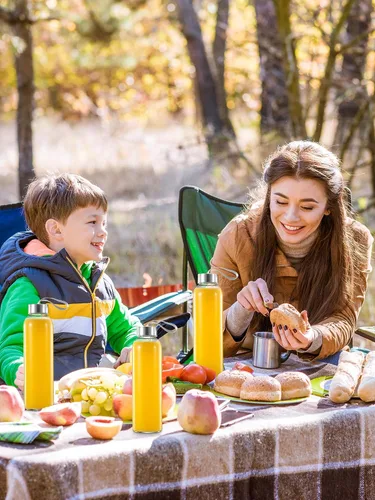 Miniatura 6 de QCen Botella de vidrio transparente de 18 onzas para jugos, botellas de agua de vidrio reutilizables para máquina exprimidora, con tapas de acero