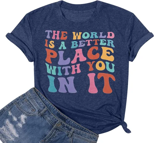 Camisetas con texto en inglés The World is A Better Place with You in It (El mundo es un lugar mejor contigo in it), camiseta inspiradora para