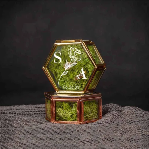 Miniatura 5 de Getname Necklace Caja de anillo de vidrio hexagonal personalizada con musgo para ceremonia de boda, caja de anillo de compromiso de cumpleaños