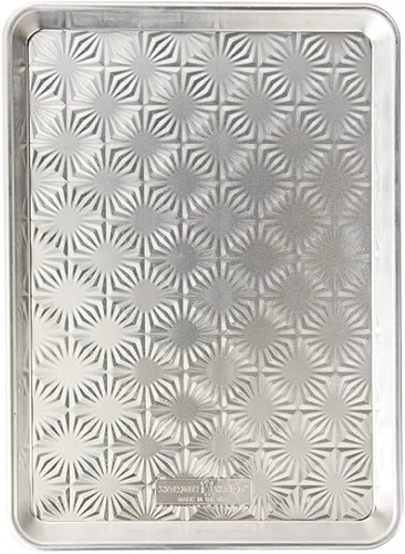 Nordic Ware Embossed Naturals Vintage Starburst, aluminio natural sin recubrimiento con borde de acero reforzado que evita la deformación, media hoja