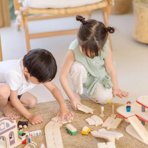Miniatura 8 de PlanToys® Wooden City Transit Rail & Road Playset Montessori Building Activity for City Planning, Transport Systems & Role Play Eco Friendly Toy