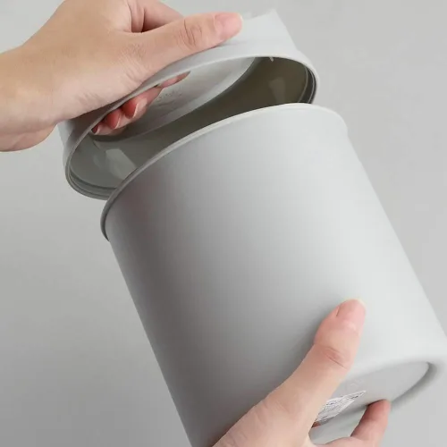 Miniatura 5 de Mini basurero de escritorio de 2 litros con tapa oscilante, cubo de basura pequeño (gris)