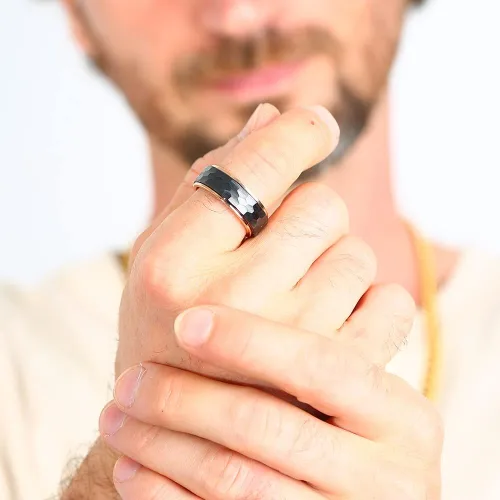 Miniatura 2 de Anillos de boda de titanio de 0.31 pulgadas (0.315in), anillos giratorios de cerámica negra martilladosfacetados para hombres, anillos giratorios