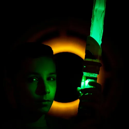 Miniatura 4 de STAR WARS Power Crystal Lightsaber, 7 colores y 10 cristales, más de 50 combinaciones que cambian de color, luces y sonidos, juguetes para niños