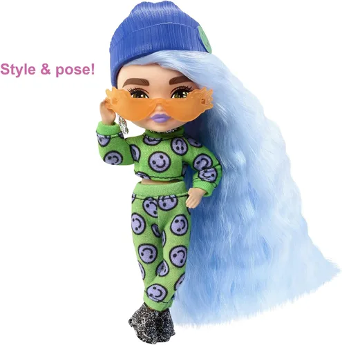 Miniatura 3 de Barbie Extra Minis Doll #3 (14 cm) con traje de moda de 2 piezas con emojis, con soporte para muñeca y accesorios que incluyen gafas de sol y bolso