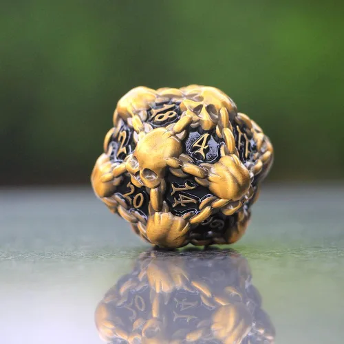 Miniatura 4 de DNDWoW Calavera dorada de metal pesado D20 con cadenas, dados de calavera gótica de gran tamaño para juegos de rol de mesa -BKGH9