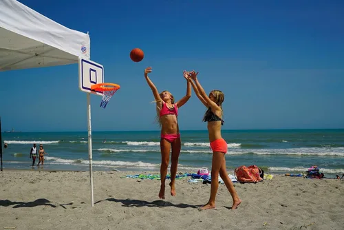 Miniatura 9 de Duncan Toys VersaHoop - Kit de aro XL de minibasket para uso en interior/exterior, aro de gran tamaño, pelota duradera, gancho de puerta, juego