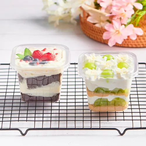 Miniatura 7 de Kucoele Paquete de 50 Vasos de Postre de Plástico de 12 oz con Tapas y Sporks, Vasos Cuadrados Transparentes para Pasteles, Recipientes de Postre