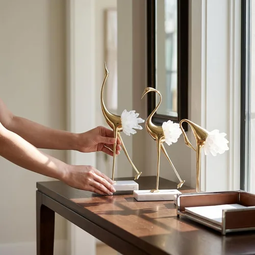 Miniatura 7 de suruim Elegantes estatuas de pájaro de grúa dorada con detalles de cola de cristal, figuras decorativas de latón para decoración del hogar (blanco A)