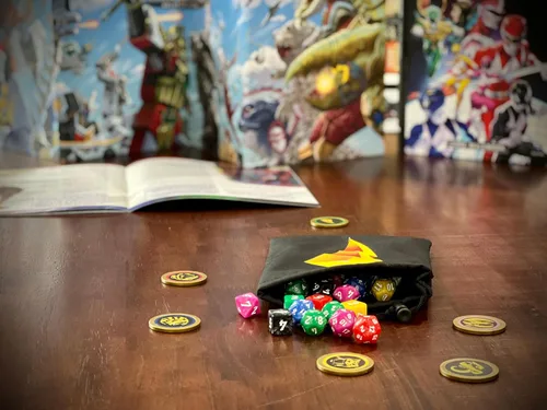 Miniatura 4 de Renegade Game Studios Power Rangers RPG - Juego de dados poliédricos negros de 8 piezas con moneda de poder personalizada